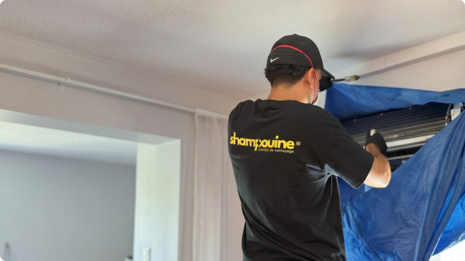 Nettoyage d'un split mural sous bâche