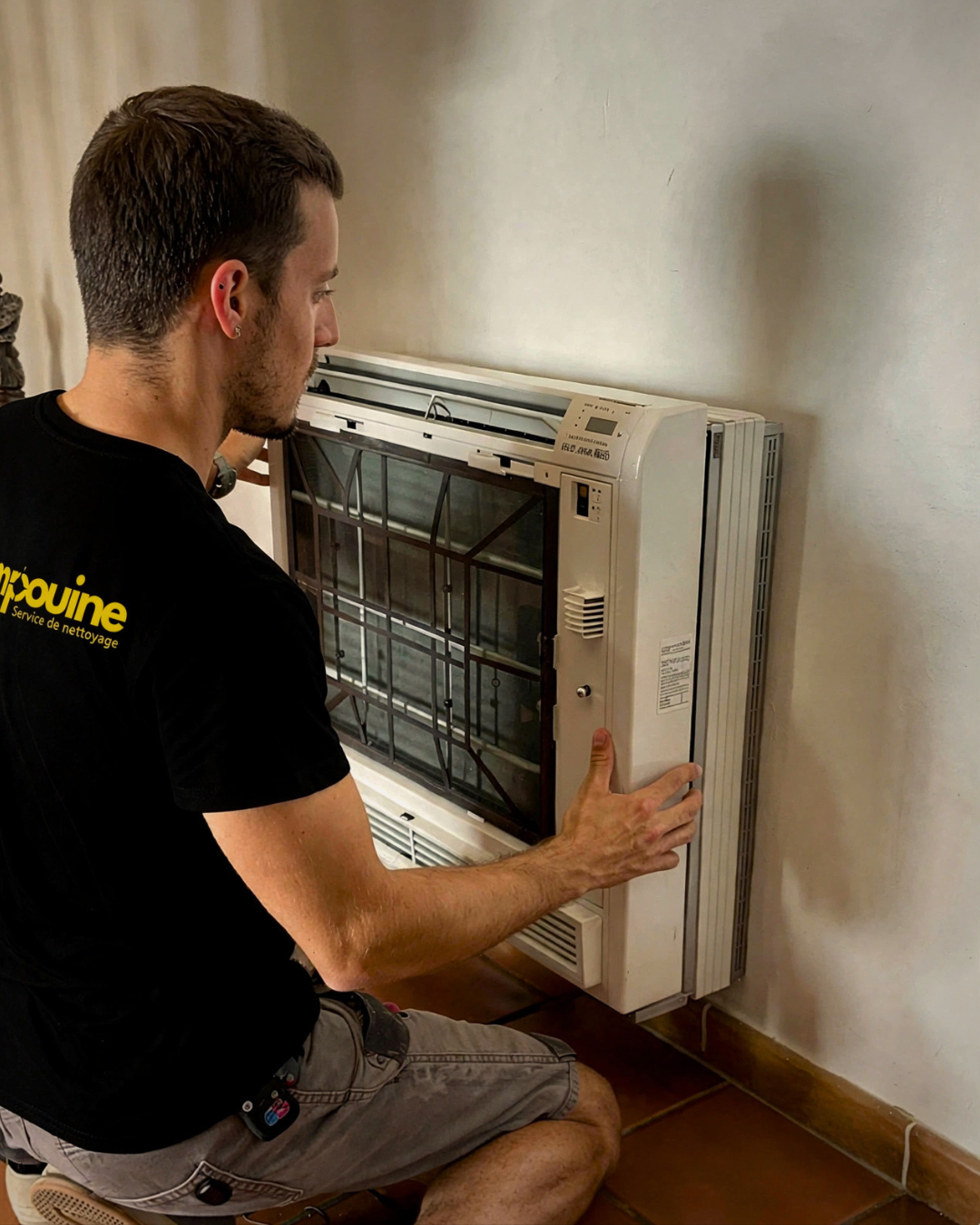 Nettoyage d'une console de climatisation