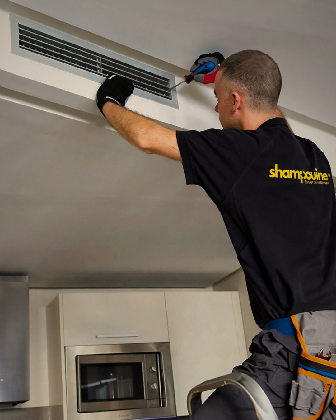 Technicien Shampouine démontant une grille de gainable